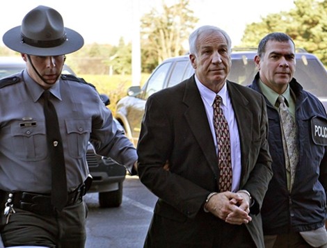 Jerry Sandusky là huấn luyện viên nổi tiếng của đội bóng lừng danh thuộc ĐH Penn State, bang Pennsylvania, Mỹ. Ít ai có thể ngờ rằng, đằng sau gương mặt hiền lành, đẹp trai đó là một tên tội phạm khét tiếng. Cụ thể, trong thời gian làm huấn luyện viên cho đội bóng của trường, Sandusky đã lạm dụng tình dục 8 trẻ em trai từ năm 1994 - 2009.